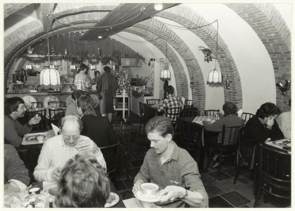 Kantine voor het personeel in het Stadhuis. NL-HlmNHA 54015298