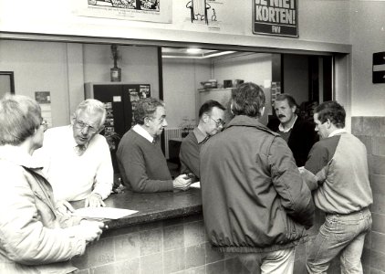 Kantoor van de Bouw- en Houtbond F.N.V. aan de Kruisweg, achter de balie v.l.n.r. Wim Windt, Cor Steenken, Ruud Coert, Siem Visser. Aangekocht in 1985 van United Photos de Boer bv. - Negatiefnummer. -