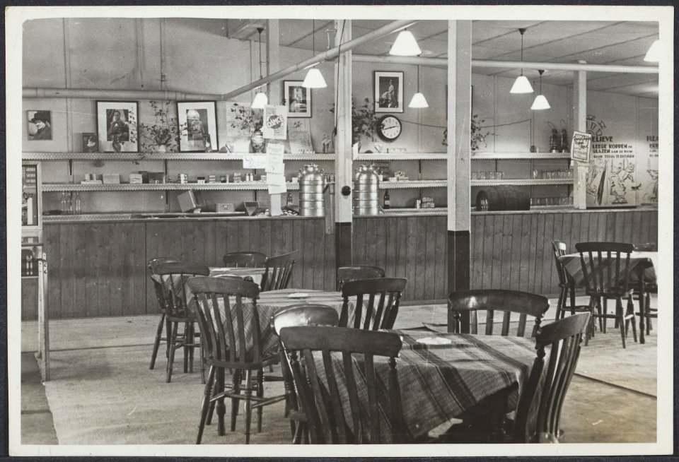 Kantine en recreatieruimtes in het Nederlandse legerkamp Wrottesley Park nabij W, Bestanddeelnr 512 146
