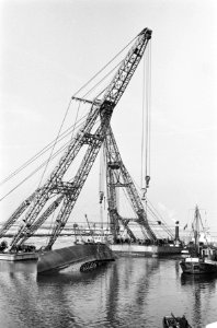 Kantelen Thuntank VII uitgesteld, de bergers bezig in ertshaven Europoort, Bestanddeelnr 914-7723