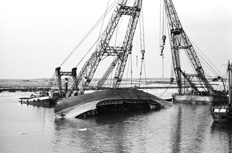 Kantelen Thuntank VII uitgesteld, de bergers bezig in ertshaven Europoort, Bestanddeelnr 914-7724