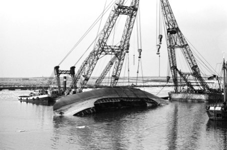 Kantelen Thuntank VII uitgesteld, de bergers bezig in ertshaven Europoort, Bestanddeelnr 914-7724