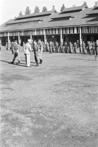 Kapitein Marijs (rechts) wordt gefeliciteerd door kolonel D.R.A. van Langen, com, Bestanddeelnr 235-3-2