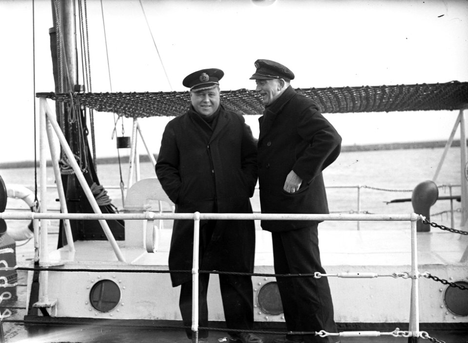 Kapitein met Koninklijke Boot, Bestanddeelnr 901-9988