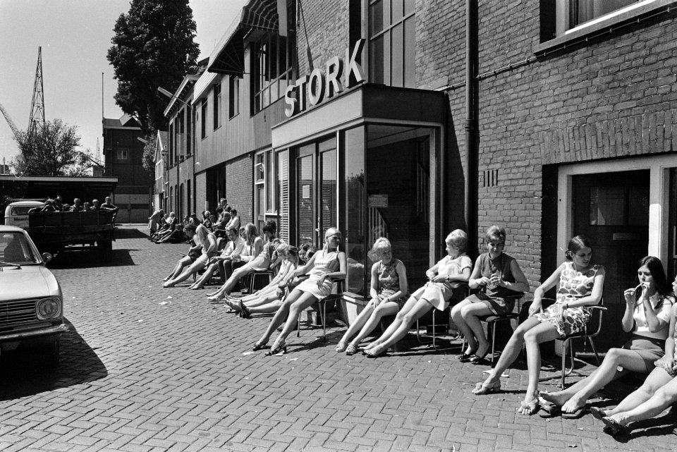 Kantoormeisjes van Stork, Amsterdam-Noord, staken een uur uit solidariteit met W, Bestanddeelnr 923-5728