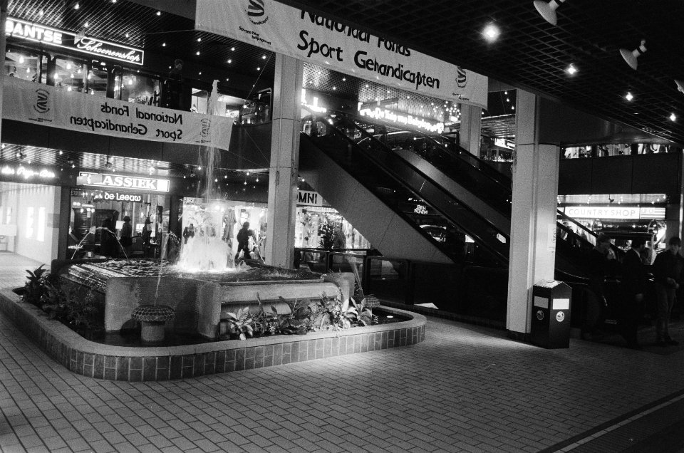 Kantoorgebouwen, winkelcentra, interieurs, Bestanddeelnr 932-4033