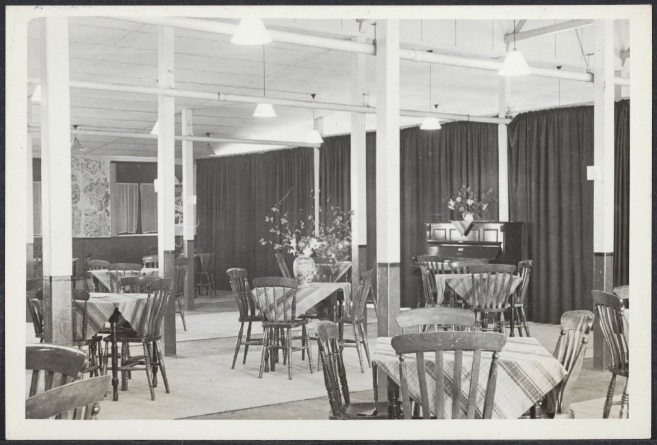 Kantine en recreatieruimtes in het Nederlandse legerkamp Wrottesley Park nabij W, Bestanddeelnr 512 147