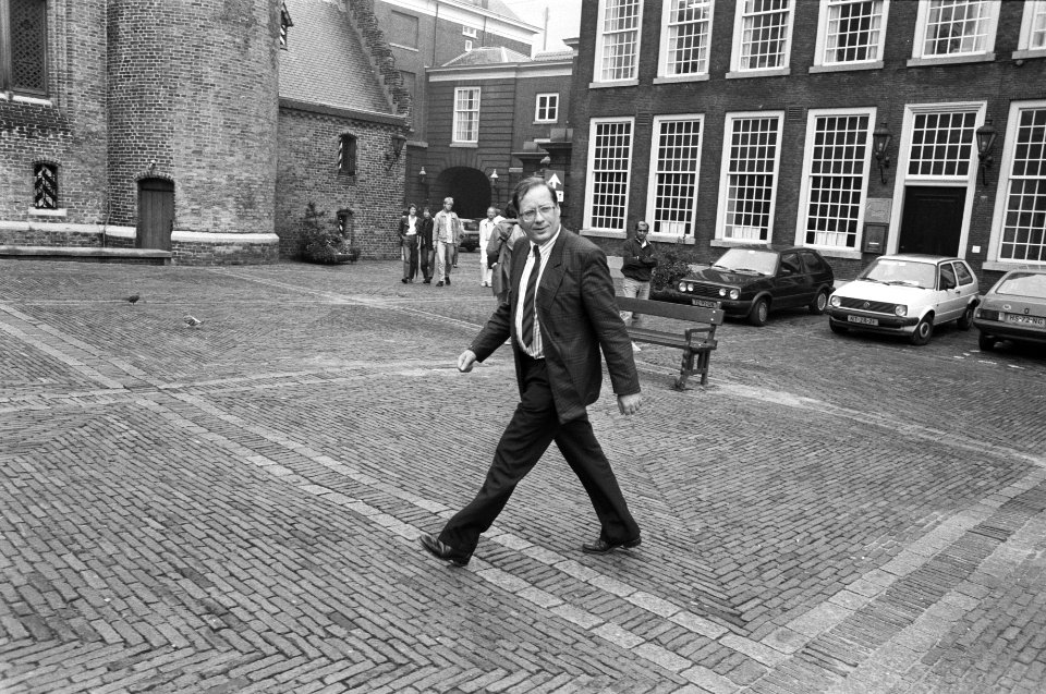 Kandidaat kamervoorzitter Deetman op het Binnenhof, Bestanddeelnr 934-4997