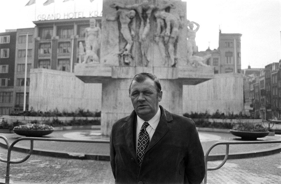 Kandidaat van Binding Rechts bij het Nationaal Monument op de Dam te Amsterdam, Bestanddeelnr 924-4683