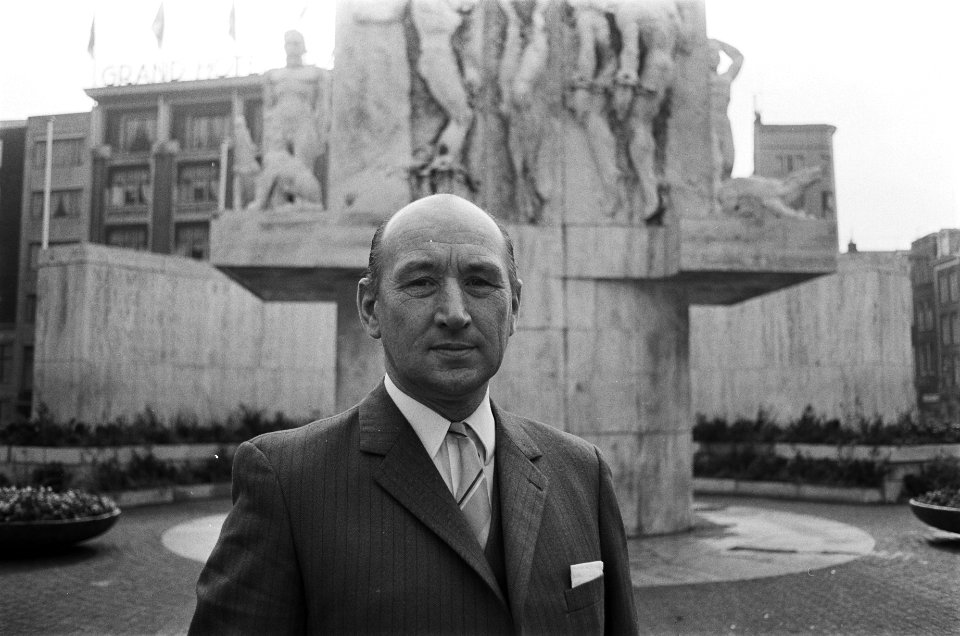 Kandidaat van Binding Rechts bij het Nationaal Monument op de Dam te Amsterdam, Bestanddeelnr 924-4684