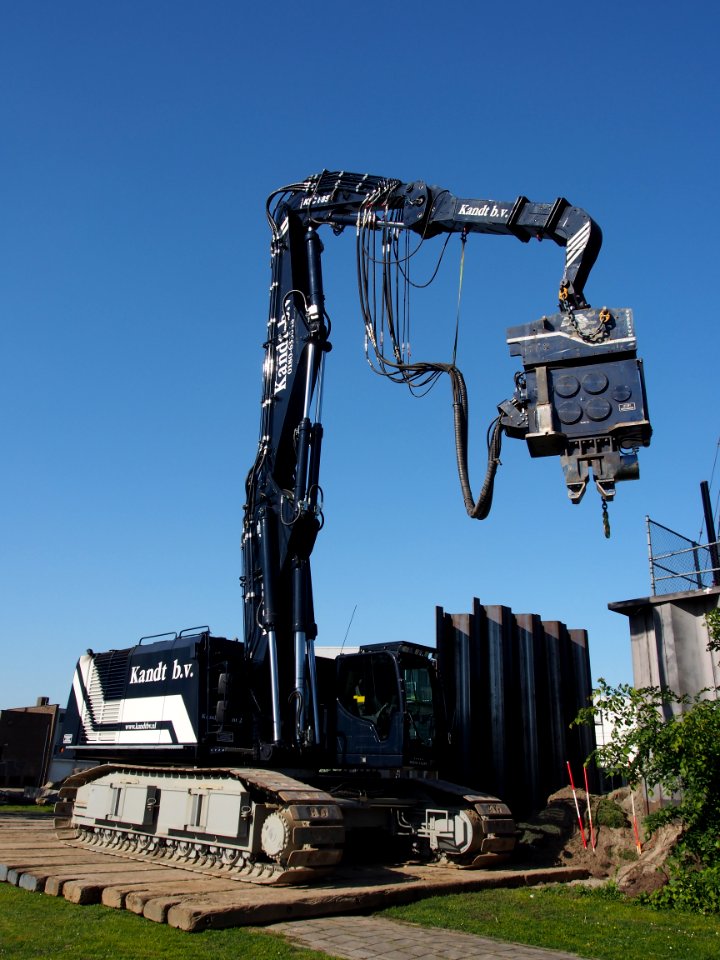 Kandt Special Crane (KSC) 885 with SVR 24 VM Vibratory hammer pic2