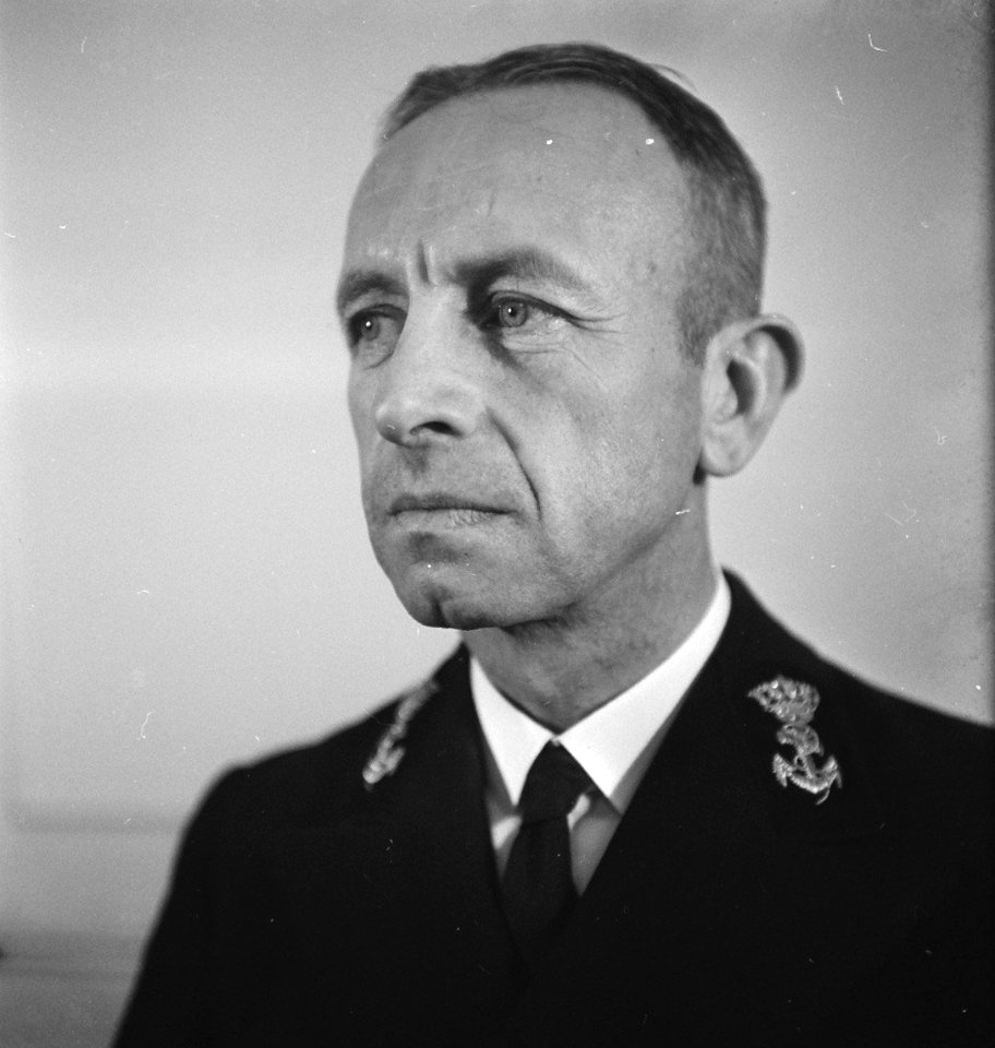 Kapitein-luitenant ter zee I.W. Reijnierse, commandant van Hr. Ms. Sumatra, Bestanddeelnr 935-0973