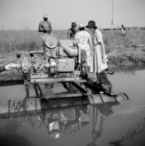 Kanalen, mannen, vrouwen, werktuigen, machines, Bestanddeelnr 250-8414
