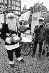 Kantelactie Tegengas op de Dam kerstman met gasmeter, Bestanddeelnr 934-1547