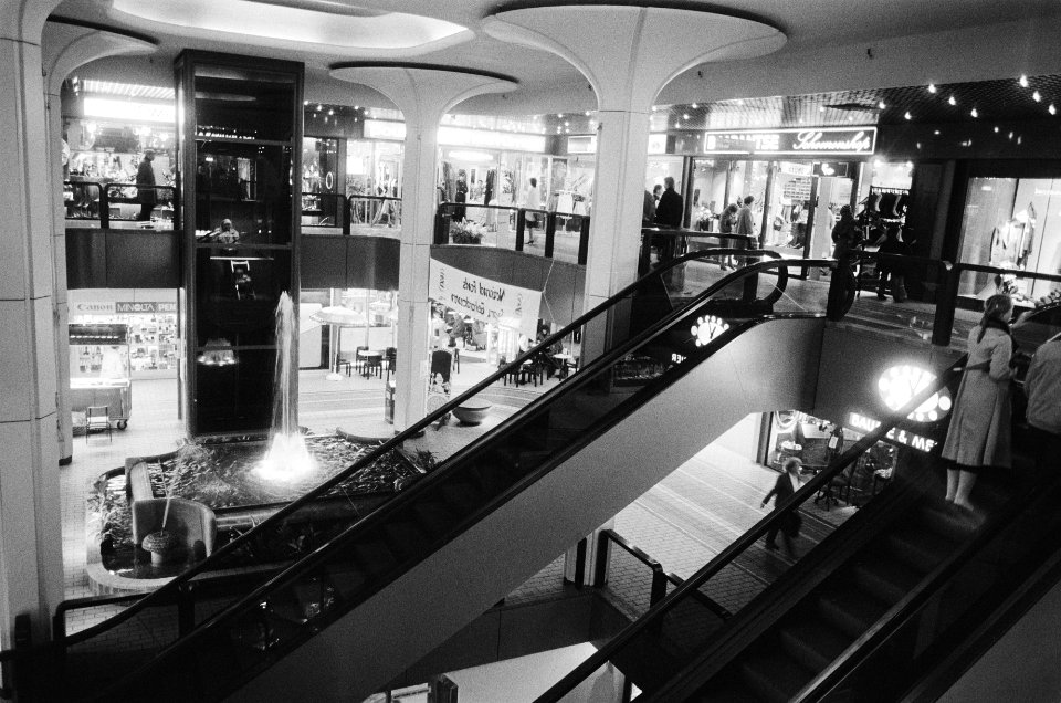 Kantoorgebouwen, winkelcentra, interieurs, roltrappen, Bestanddeelnr 932-4034