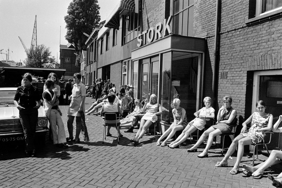 Kantoormeisjes van Stork, Amsterdam-Noord, staken een uur uit solidariteit met W, Bestanddeelnr 923-5727