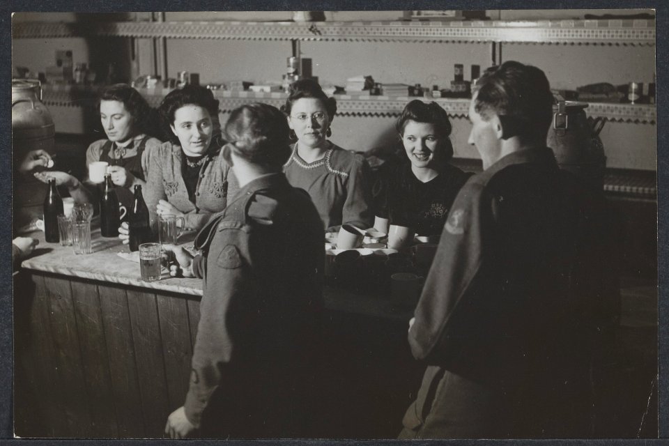 Kantine en recreatieruimtes in het Nederlandse legerkamp Wrottesley Park nabij W, Bestanddeelnr 512 143