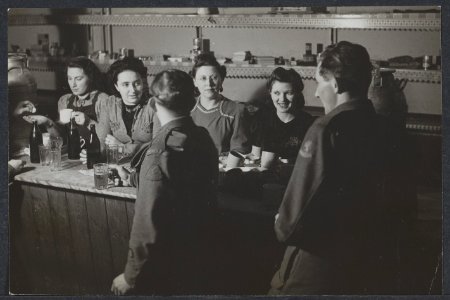 Kantine en recreatieruimtes in het Nederlandse legerkamp Wrottesley Park nabij W, Bestanddeelnr 512 143