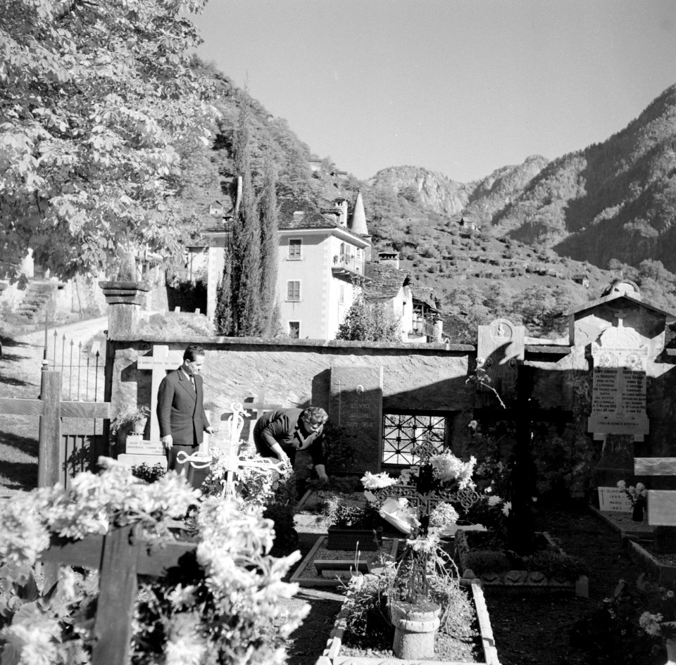 Kanton Tessin Kerkhof in een dorpje tijdens Allerheiligen, Bestanddeelnr 254-4811