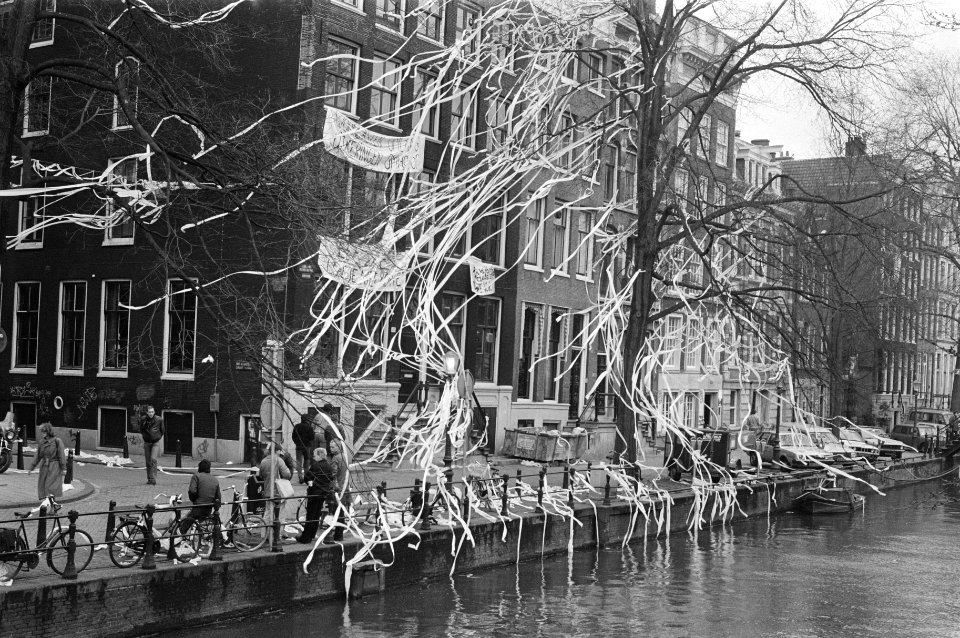 Kantoor van Sociale Zaken bezet als actie tegen de Haag politiek die de gemeente, Bestanddeelnr 933-2773