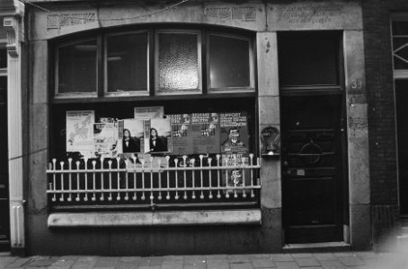 Kantoor Pakistaanse Volkspartij aan Amsterdamse Nes, vanwaar mogelijk valse pasp, Bestanddeelnr 933-7539