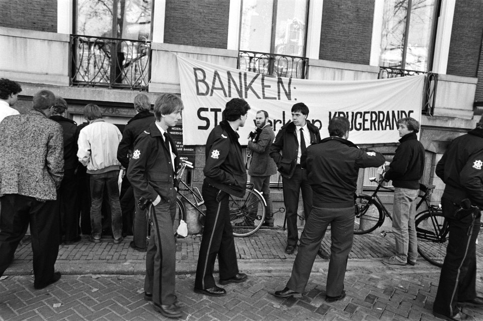 Kantoor van de bankiersvereniging te Amsterdam bezet uit protest tegen de verkoo, Bestanddeelnr 933-1362