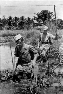 Kajoe-Agoeng (Sumatra) een patrouille van 4-7 RI op weg. In dit moerassige land, Bestanddeelnr 13507