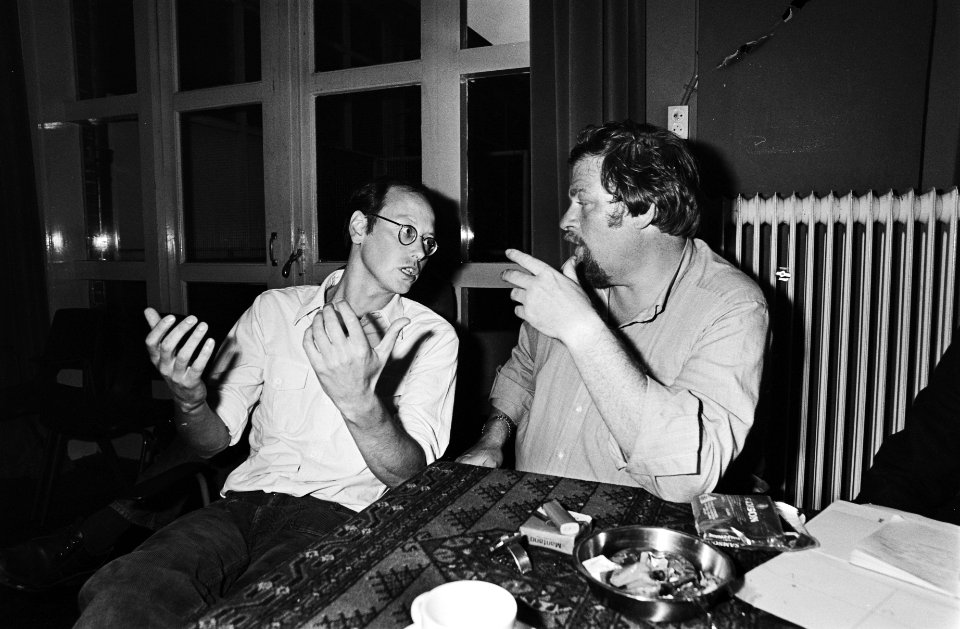 Kandidaat Walter Etty (l) in gesprek met Wethouder Schaefer, Bestanddeelnr 930-9605