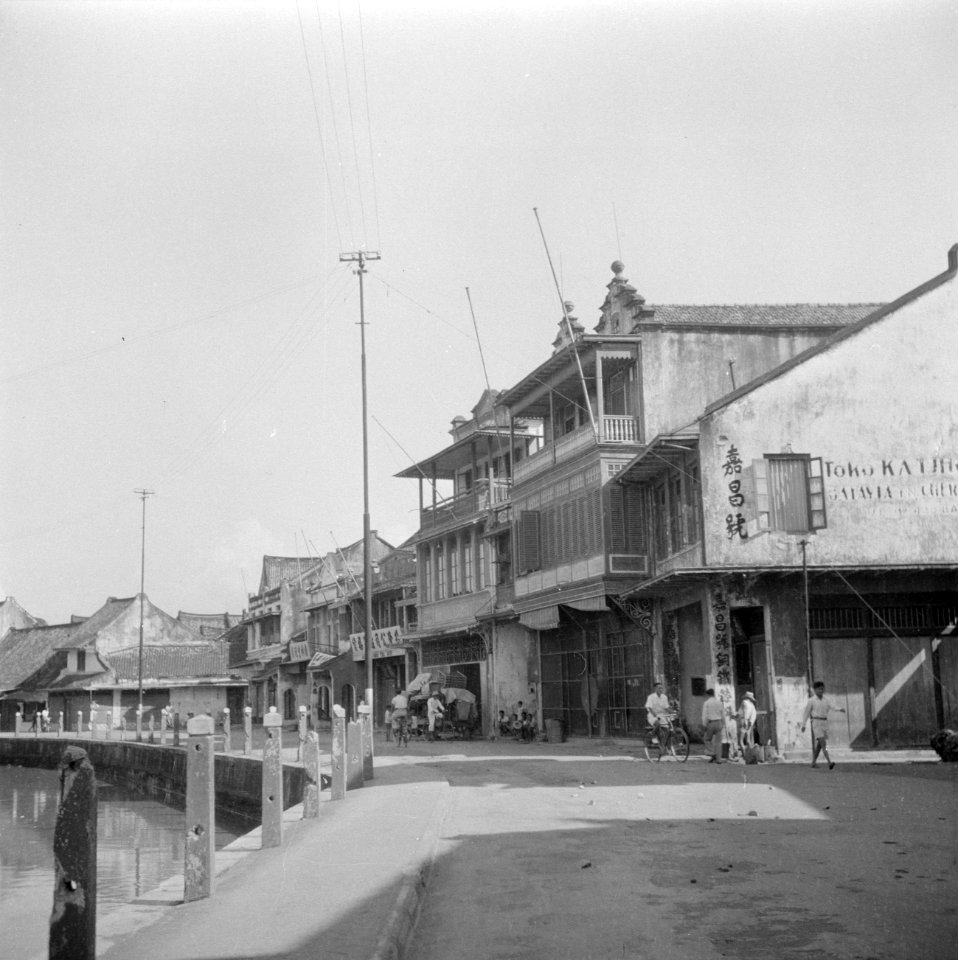 Kali Besar Zuid in de Benedenstad van Batavia. Rechtsvoor een Chinese toko, Bestanddeelnr 255-6695