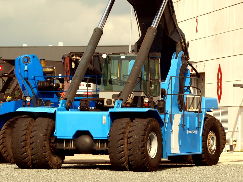 Kalmar Reach stacker (blue)