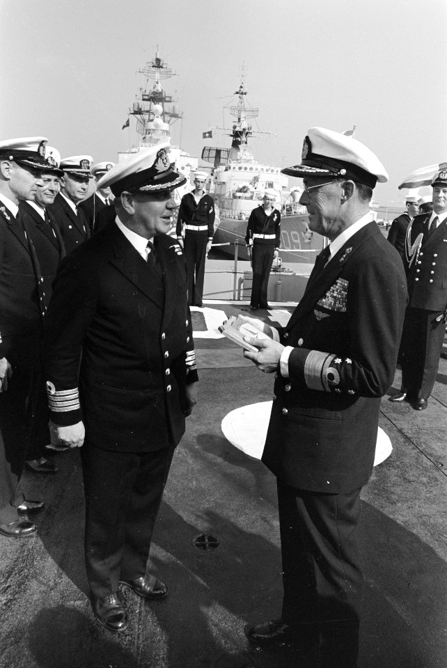 Kapitein-ter-zee G.C. Mitchell (cdt. van het permanente NAVO-smaldeel) spreekt m, Bestanddeelnr 921-6703