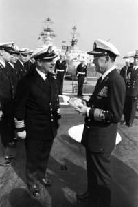 Kapitein-ter-zee G.C. Mitchell (cdt. van het permanente NAVO-smaldeel) spreekt m, Bestanddeelnr 921-6703