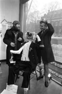 Kapiteinsbeeld van directeur De Wilde van Stedelijk Museum staat in Galerie Kris, Bestanddeelnr 923-1893