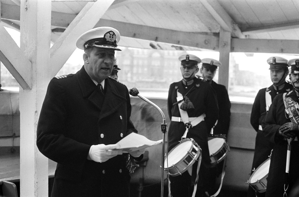 Kapitein ter zee P.W. Osieck tijdens zijn toespraak, Bestanddeelnr 926-9521