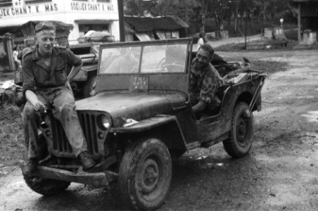 Kapitein Schuurmans uit Medan en huzaar Dick Bijl uit Eindhoven bij een jeep van, Bestanddeelnr 2402