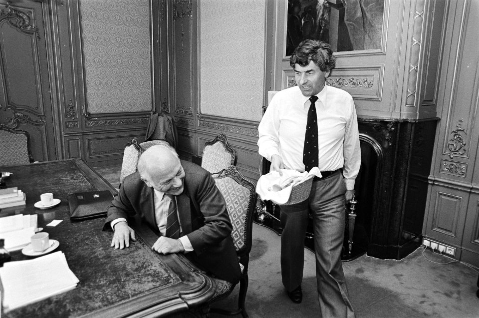 Kabinetsinformatie 1981 Lubbers (r) haalt broodjes voor Den Uyl (l), Bestanddeelnr 931-5830