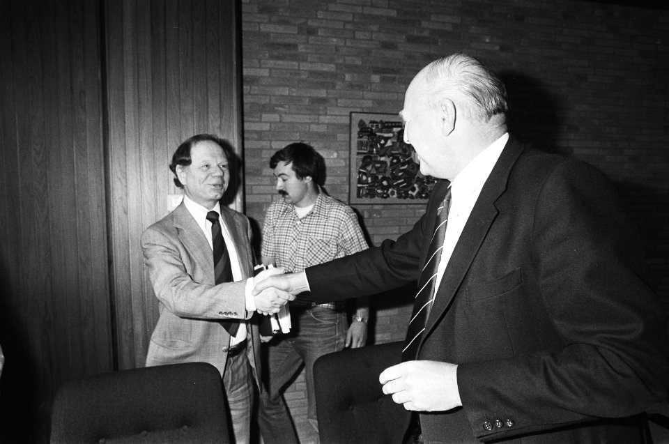 Kabinetsinformatie 1981 Lubbers (l) en Van Agt tijdens stemmingen in de Tweede Kamer, Bestanddeelnr 931-5582