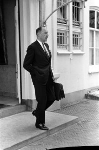 Kabinetsformateur ontving enkele defensiespecialisten en ministers Stil leven b, Bestanddeelnr 915-2432