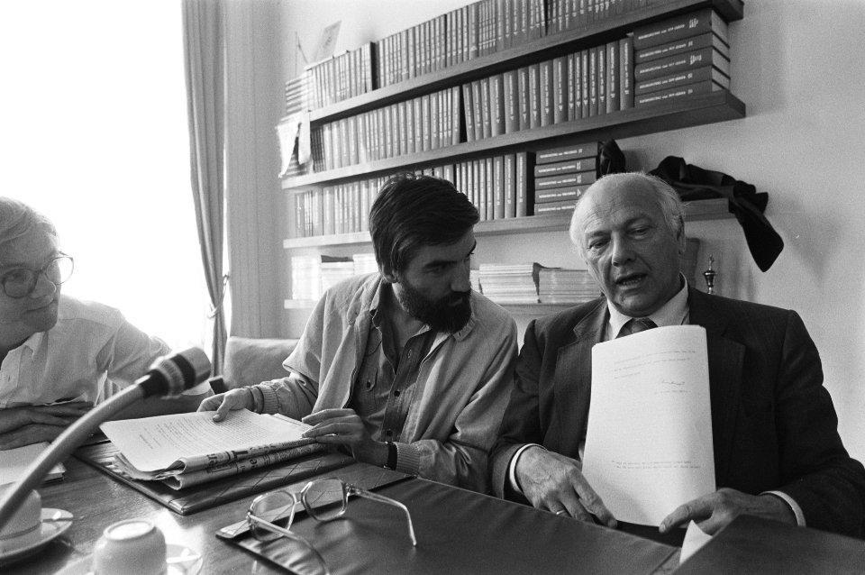 Kabinetsinformatie 1981 fractievergadering PvdA, Max van de Berg (l) en Den Uyl, Bestanddeelnr 931-6110