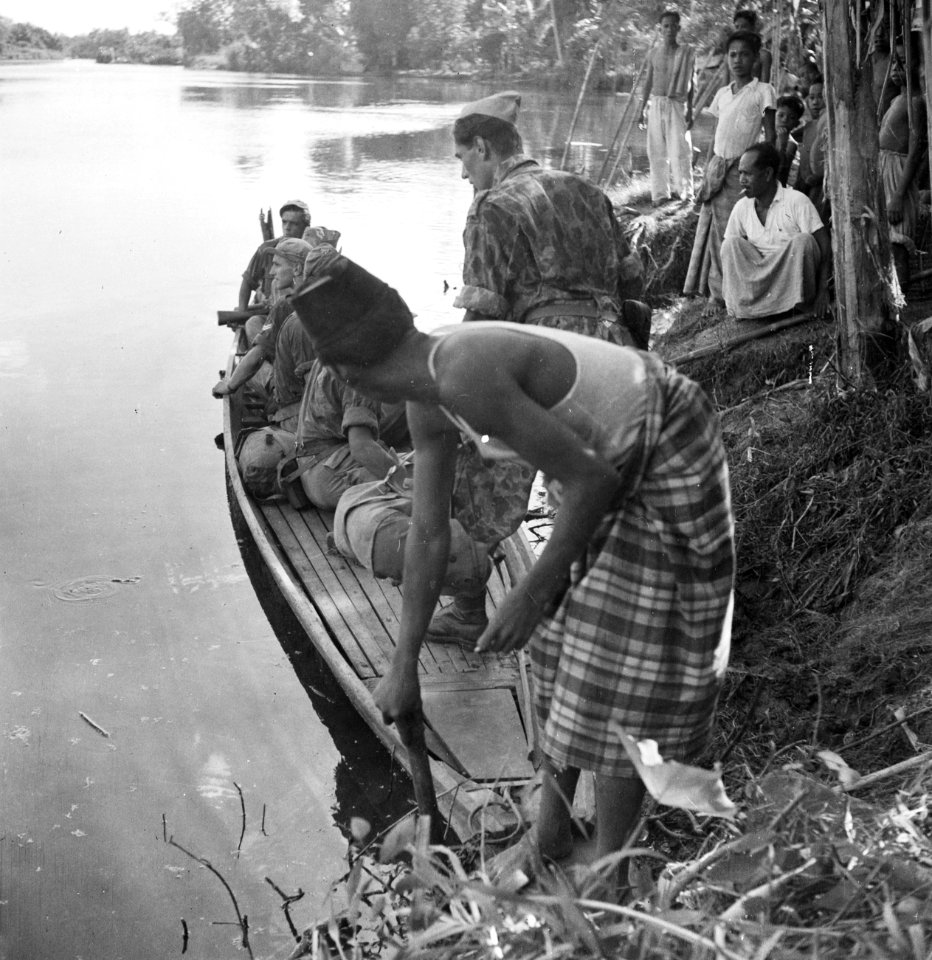 Kajoe-Agoeng (Sumatra) In dit waterrijke gebied worden de patrouilles niet gelo, Bestanddeelnr 13504