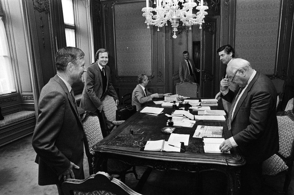 Kabinetsinformatie 1981 v.l.n.r. Van Agt, Terlouw, De Koning (in deuropening), Lubbers en Den Uyl, Bestanddeelnr 931-5756