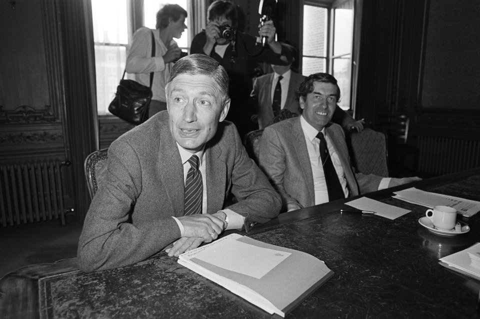 Kabinetsinformatie 1981 Van Agt (CDA) tijdens het over met de informateurs, rec, Bestanddeelnr 931-6014