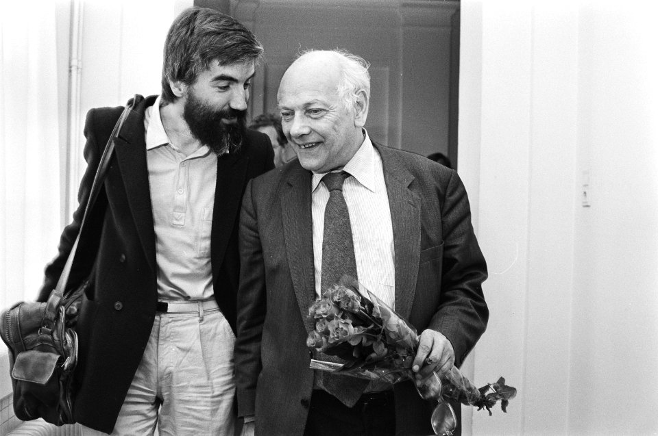 Kabinetscrisis Den Uyl (r) met bloemen en Max van de Berg (l) op weg naar frakt, Bestanddeelnr 932-1581