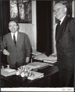 Kabinetscrisis. Vanmiddag ontving de formateur mr. Th. Cals de heer Vondeling, f, Bestanddeelnr 022-0367