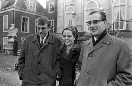Kabinetsformatie, H. van Mierlo (D'66), met echtgenote en De Goede, Bestanddeelnr 920-0878
