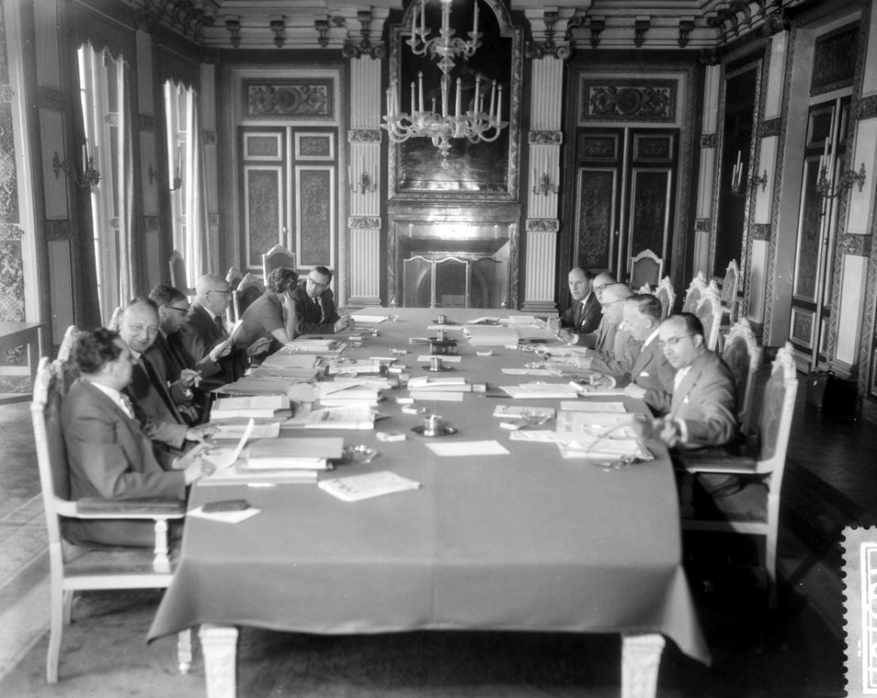 Kabinetsformatie in Den Haag. Het interimkabinet onder voorzitterschap van Profe, Bestanddeelnr 910-3707