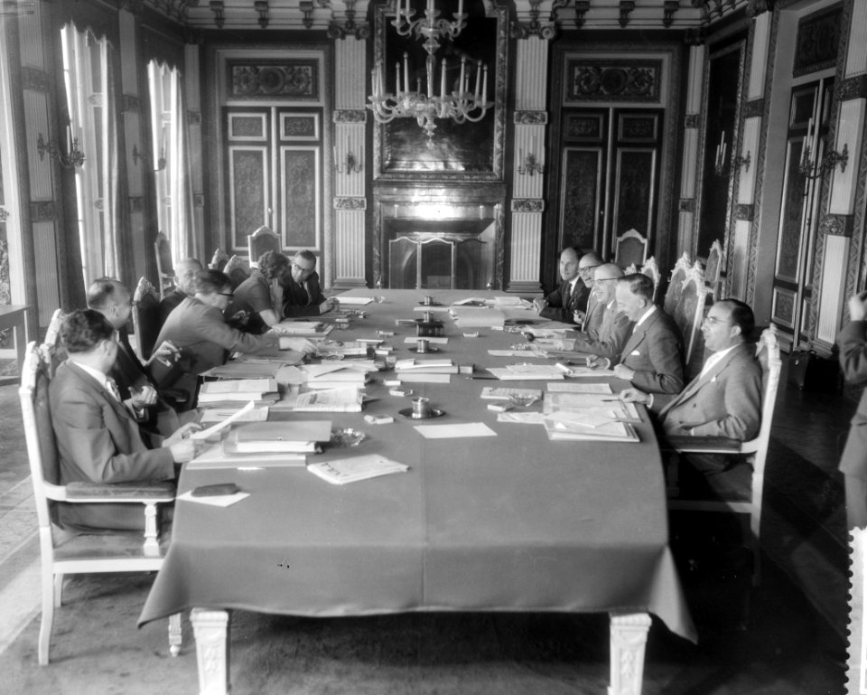 Kabinetsformatie in Den Haag het interimkabinet onder voorzitterschap van Profes, Bestanddeelnr 910-3709