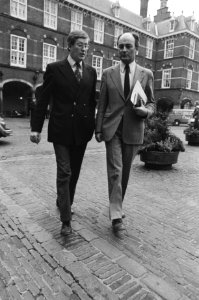 Kabinetsformatie Wiegel (l) en Aantjes lopen over het Binnenhof, Bestanddeelnr 929-4834