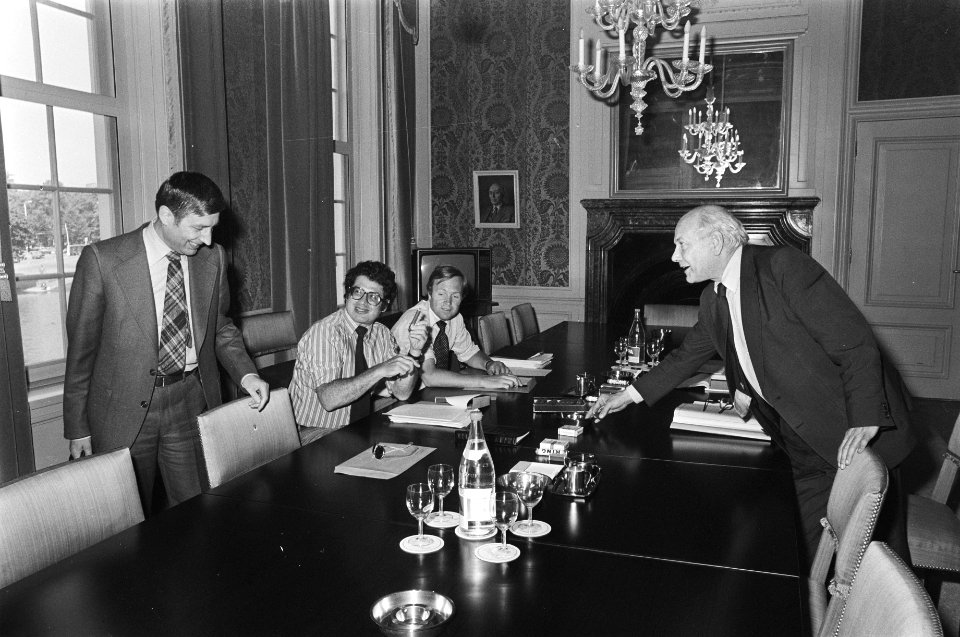 Kabinetsformatie vlnr Van Agt , Van Thijn , Terlou en rechts formateur Den , Bestanddeelnr 929-2559
