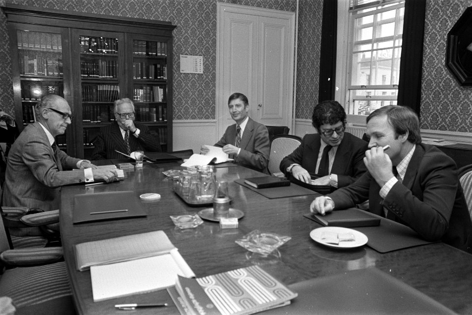 Kabinetsformatie vlnr informateurs Vrolijk en Verdam, Van Agt , Van Thijn e, Bestanddeelnr 929-4017
